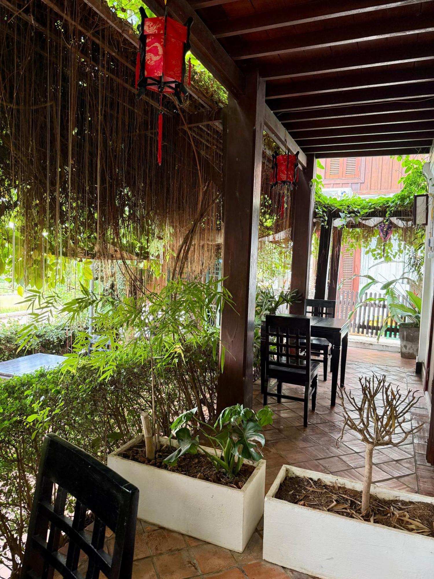 วิลลา สมพงศ์ Bed & Breakfast หลวงพระบาง ภายนอก รูปภาพ